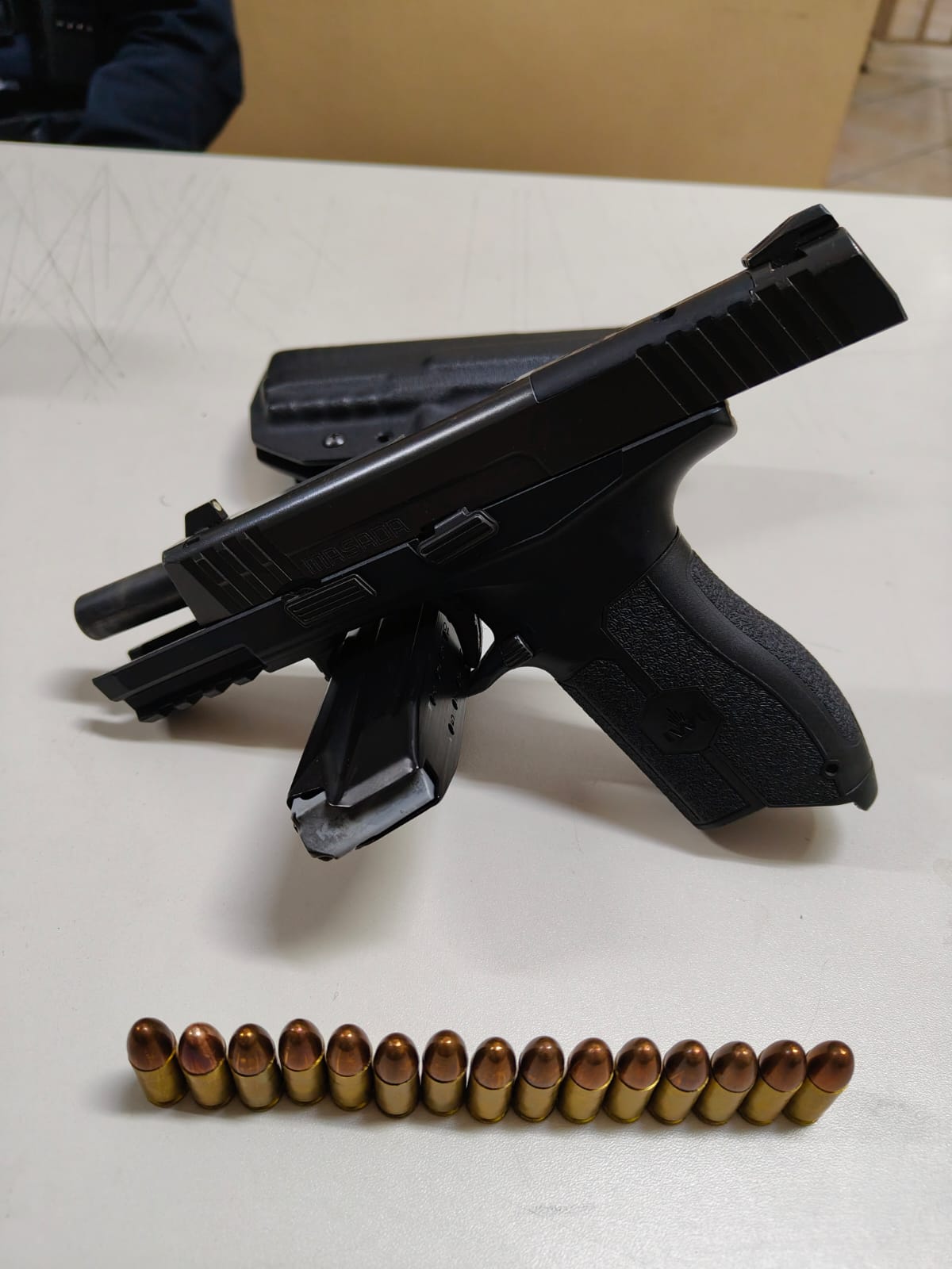 Casal é flagrado em ato obsceno dentro de carro próximo à Câmara de Taboão da Serra; arma é apreendida