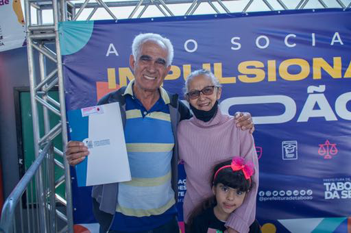 Prefeito Aprígio entrega Títulos de Propriedade para 96 famílias