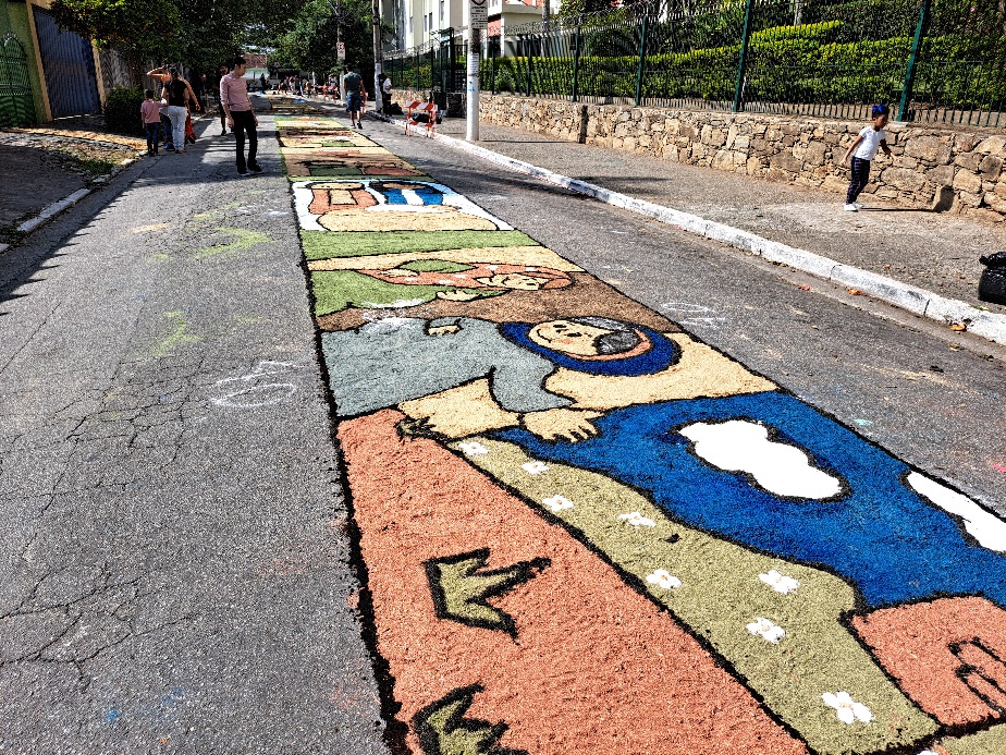Tapetes de Corpus Christi encantam moradores de Taboão da Serra
