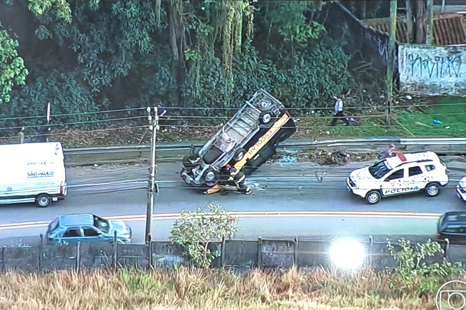 Van escolar capota na rodovia Armando Sales e trânsito está complicado 