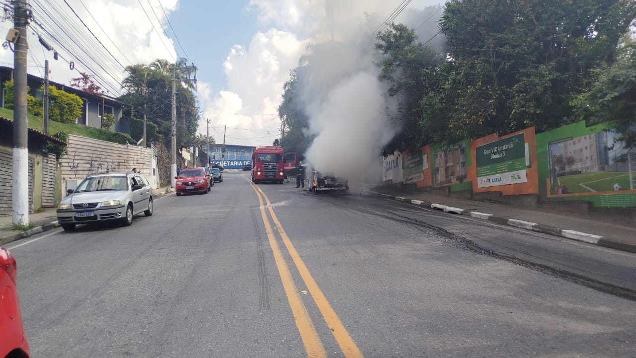 Incêndio em Kombi assusta motoristas em importante via de Itapecerica da Serra; ninguém ficou ferido