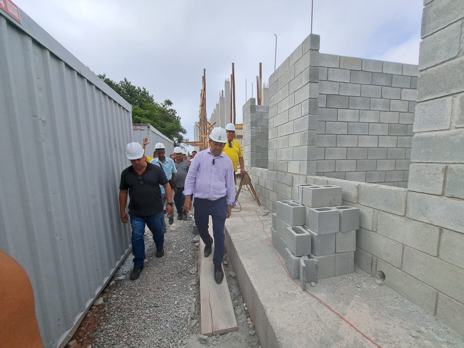 Aprígio visita obras em andamento avançado do SER, nova prefeitura, UBS Laguna, além da Clínica Veterinária e no Ponte Alta