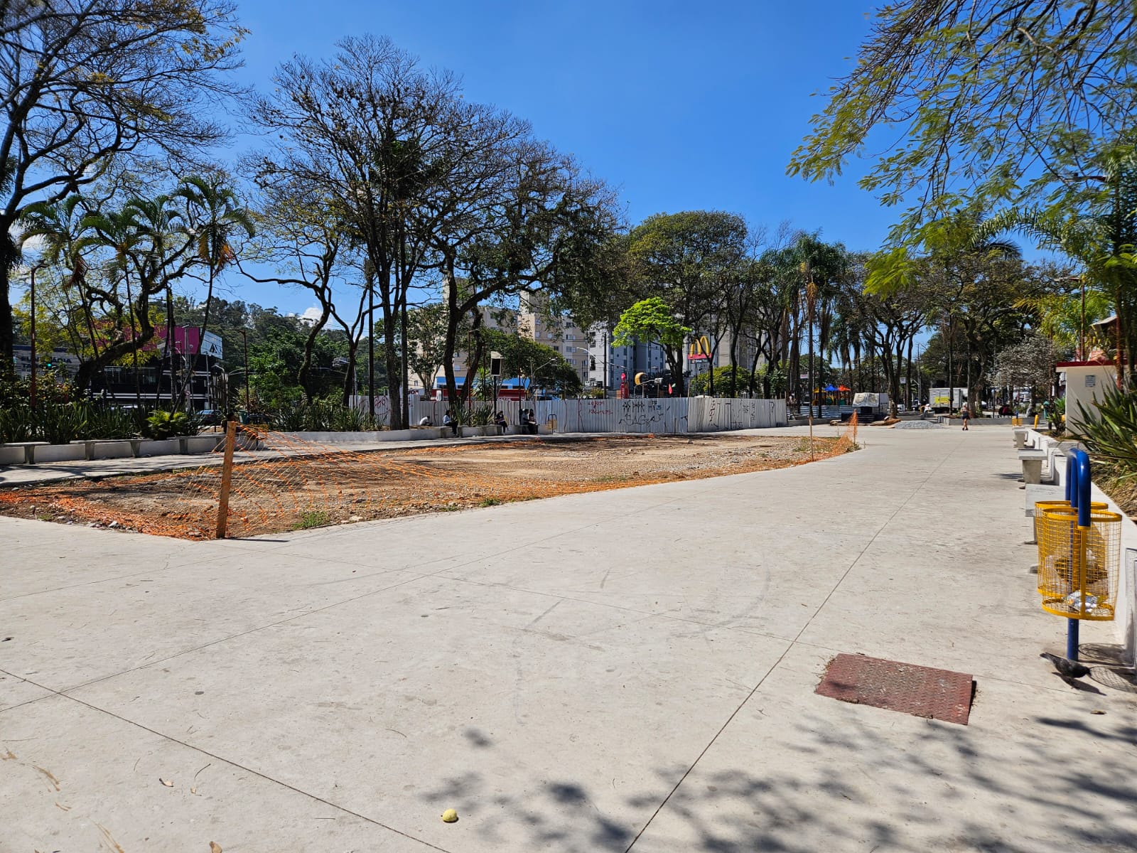 Praça Nicola Vivilechio ganha revitalização e prefeito anuncia Natal Iluminado no local