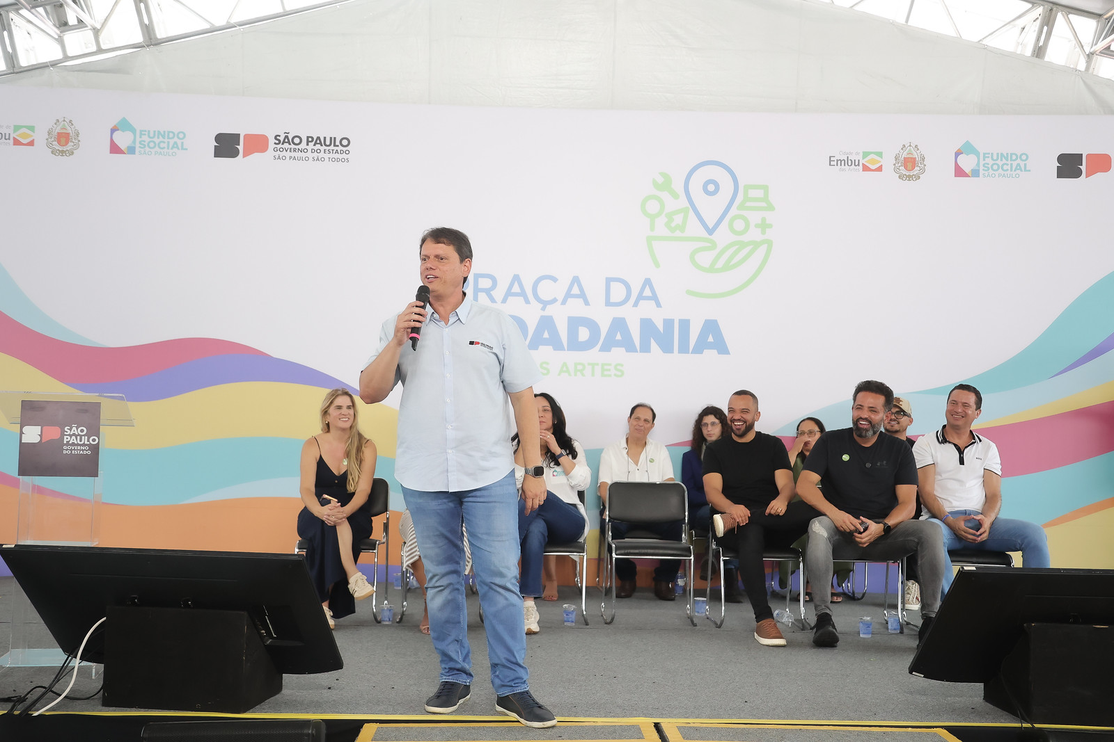 Praça da Cidadania de Embu das Artes é inaugurada com anúncios de recapeamento, Delegacia da Mulher e moradias