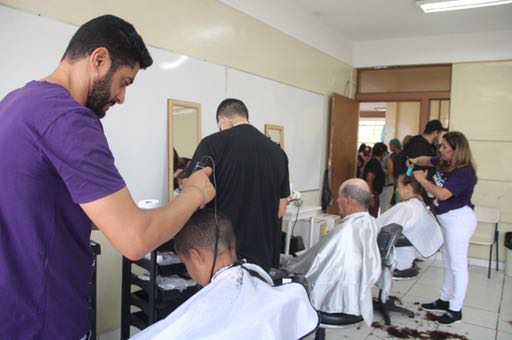 Escola de Moda, Beleza e Estética de Taboão da Serra realiza barbas e cortes de cabelo masculino de graça