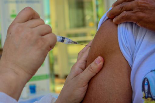 Taboão da Serra aplica 5ª dose contra Covid-19 em imunossuprimidos maiores de 18 anos