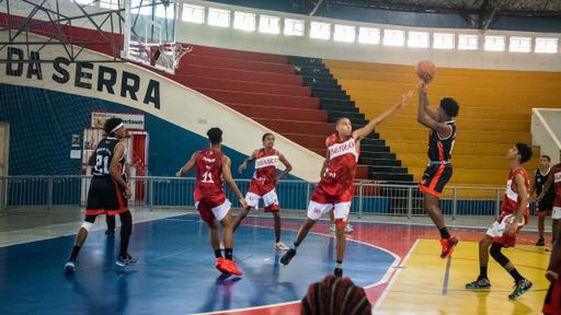 Prefeitura de Taboão da Serra oferece aulas de basquete