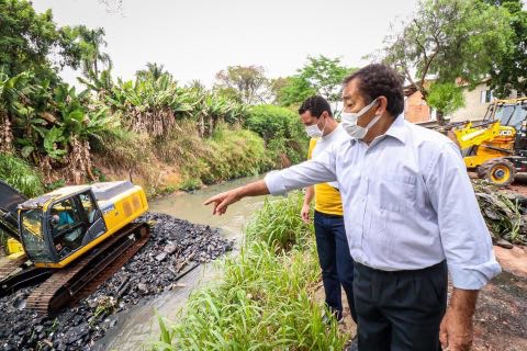 Córrego Pirajuçara é limpo e desassoreado em Taboão da Serra