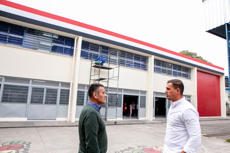 Prefeito Daniel visita escolas, campo de futebol e acompanha obras estruturais