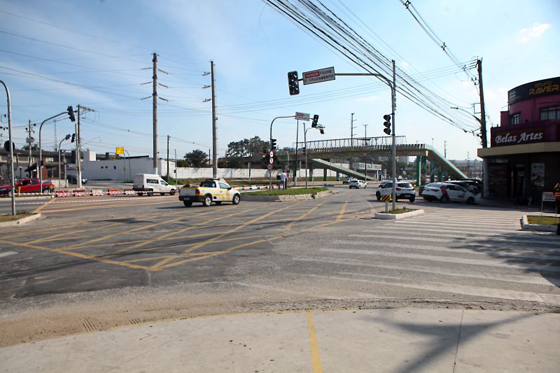 Semáforos são desligados em cruzamento da Av. Taboão da Serra para testes de trânsito