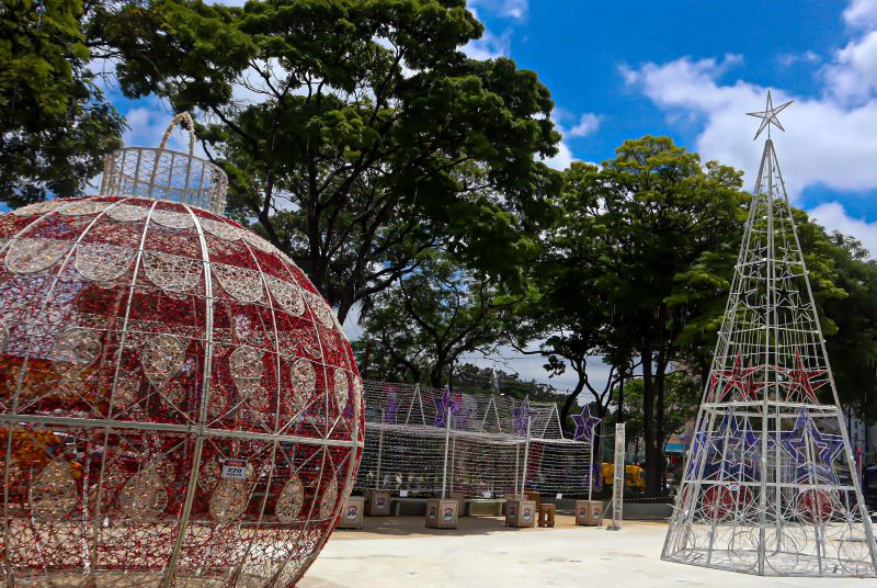 Praça Nicola Vivilechio é reinaugurada com iluminação natalina e programação especial para toda a família