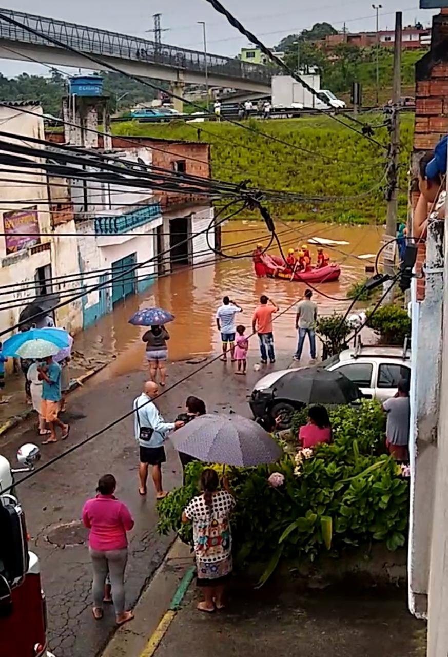 Enchente invade casas e famílias perdem tudo em enchente no Vista Alegre em Embu