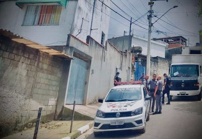 PM liberta três reféns de roubo de carga, prende bandido e apreende arma no Jacira em Itapecerica