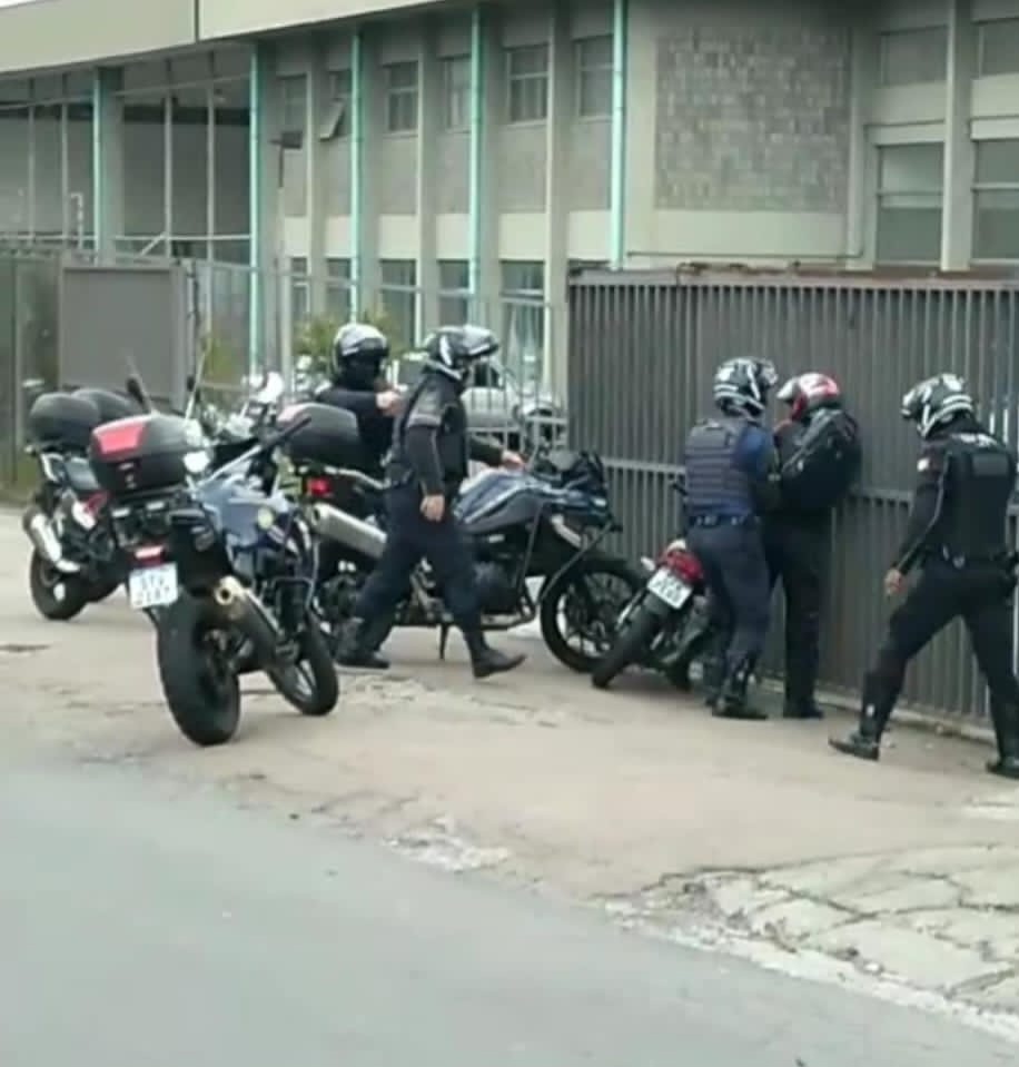 GCM prende suspeito de diversos roubos de alianças e celulares com arma de fogo em Taboão da Serra 
