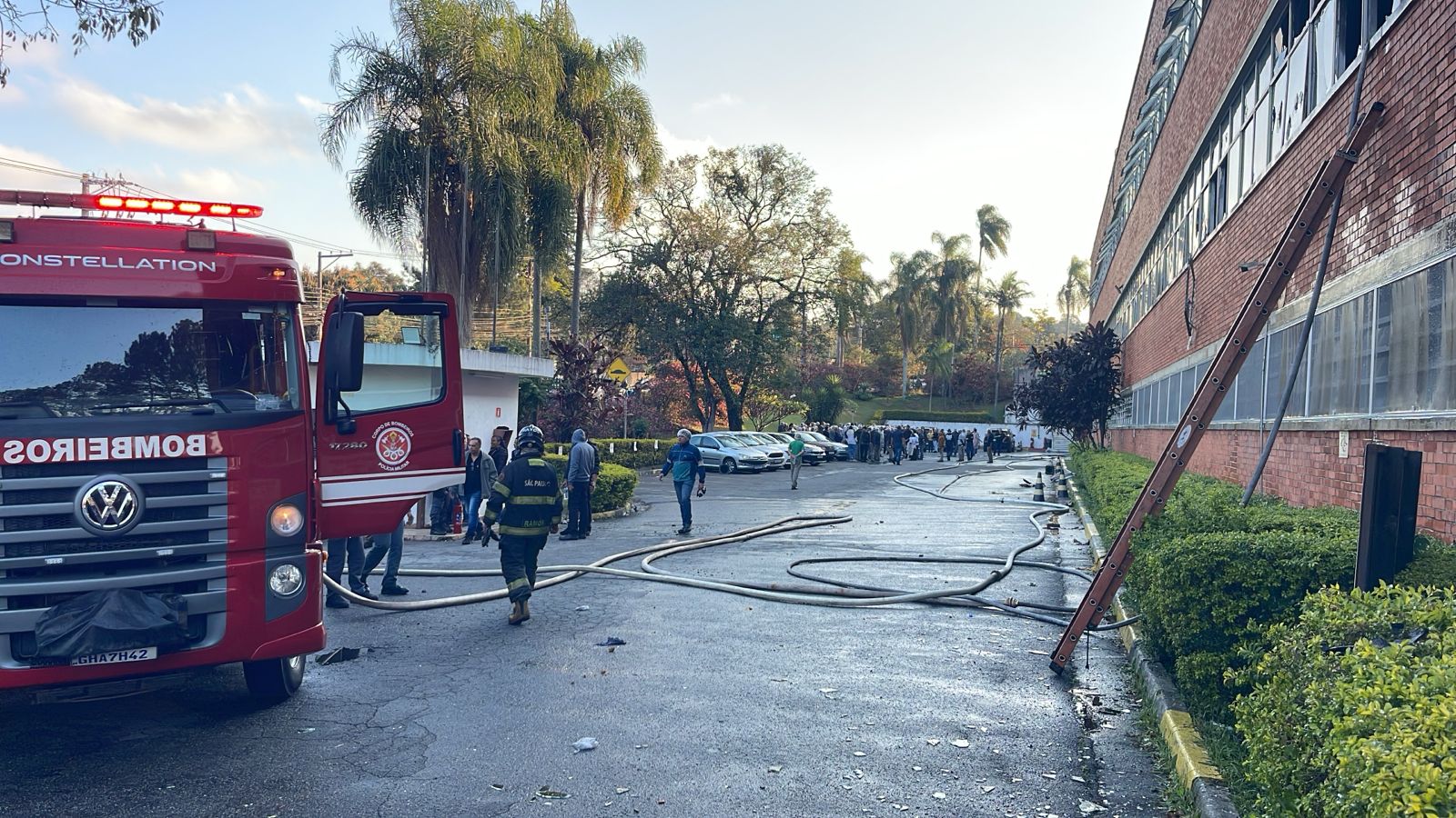 Incêndio atinge prédio comercial em Itapecerica da Serra