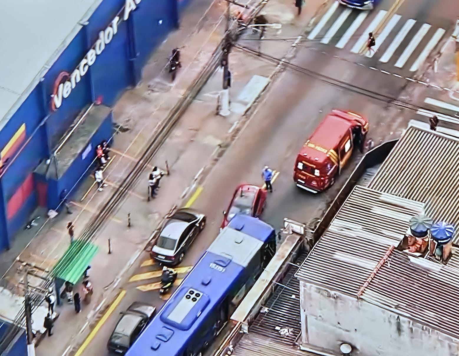 Acidente entre ônibus e carro complica trânsito na Avenida João Paulo II em Embu das Artes