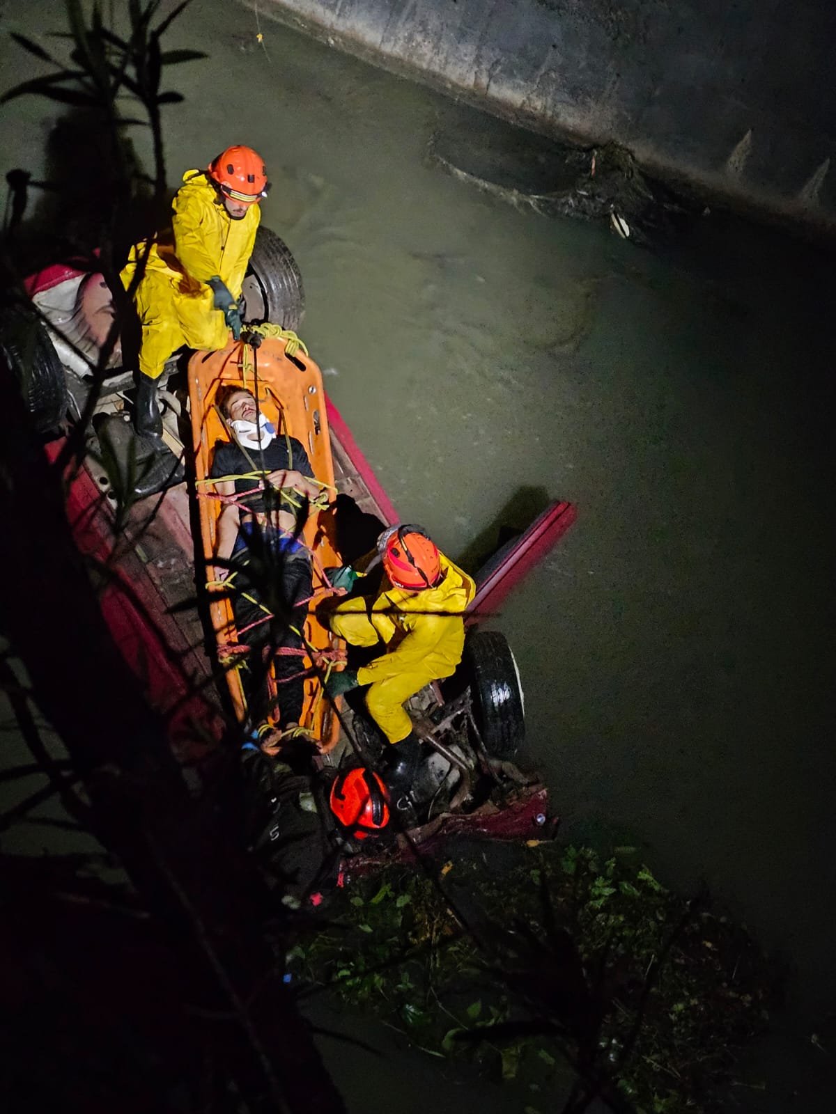 Carro capota e cai dentro do Piscinão do Largo do Taboão; bombeiros resgatam vítima na madrugada deste domingo