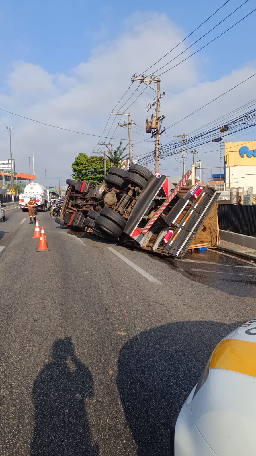 Caminhão tomba e complica trânsito na Avenida Taboão da Serra; agentes atuam para liberar a via
