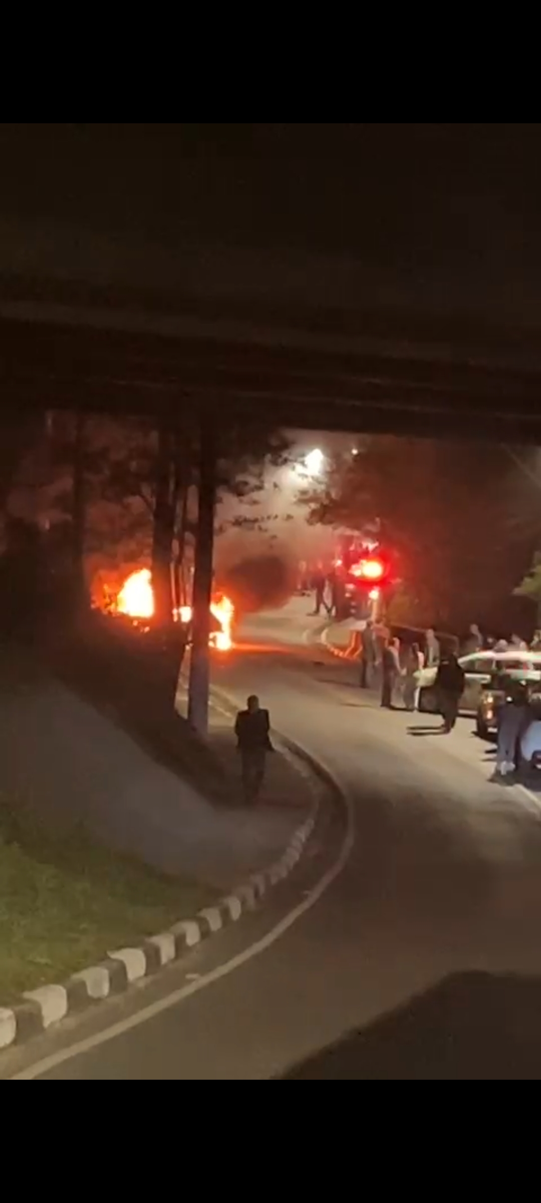 Mãe e filha morrem dentro de veículo que pega fogo em rodovia de Itapecerica da Serra 