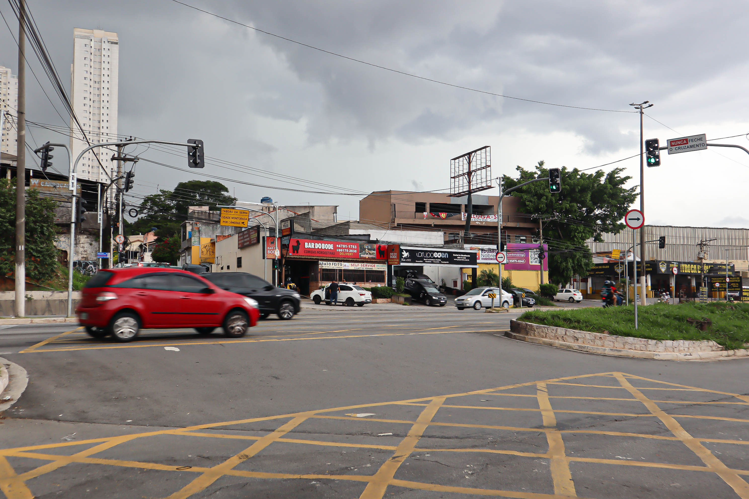 Cruzamento da Avenida Taboão da Serra terá semáforo desligado em teste a partir de 19 de janeiro