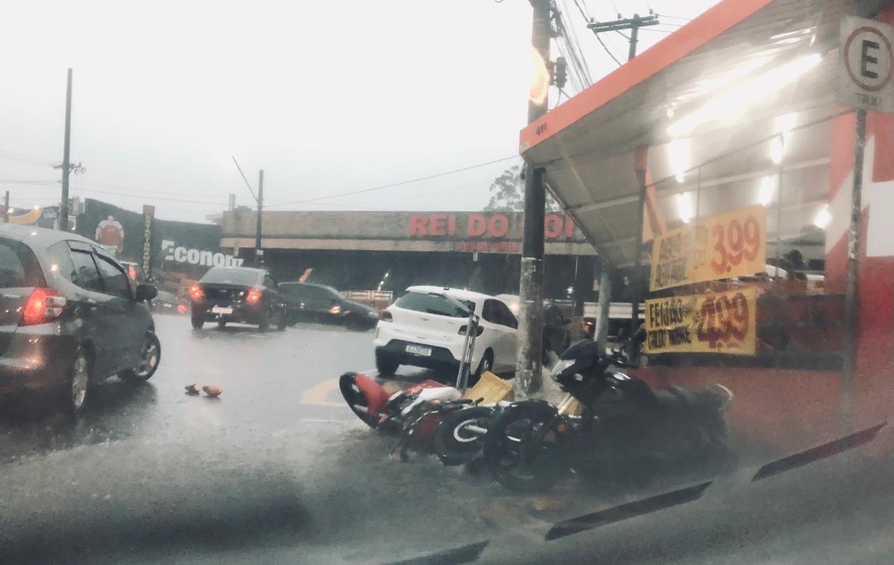 Chuva volumosa causa alagamento; tempestades são esperadas no final de semana