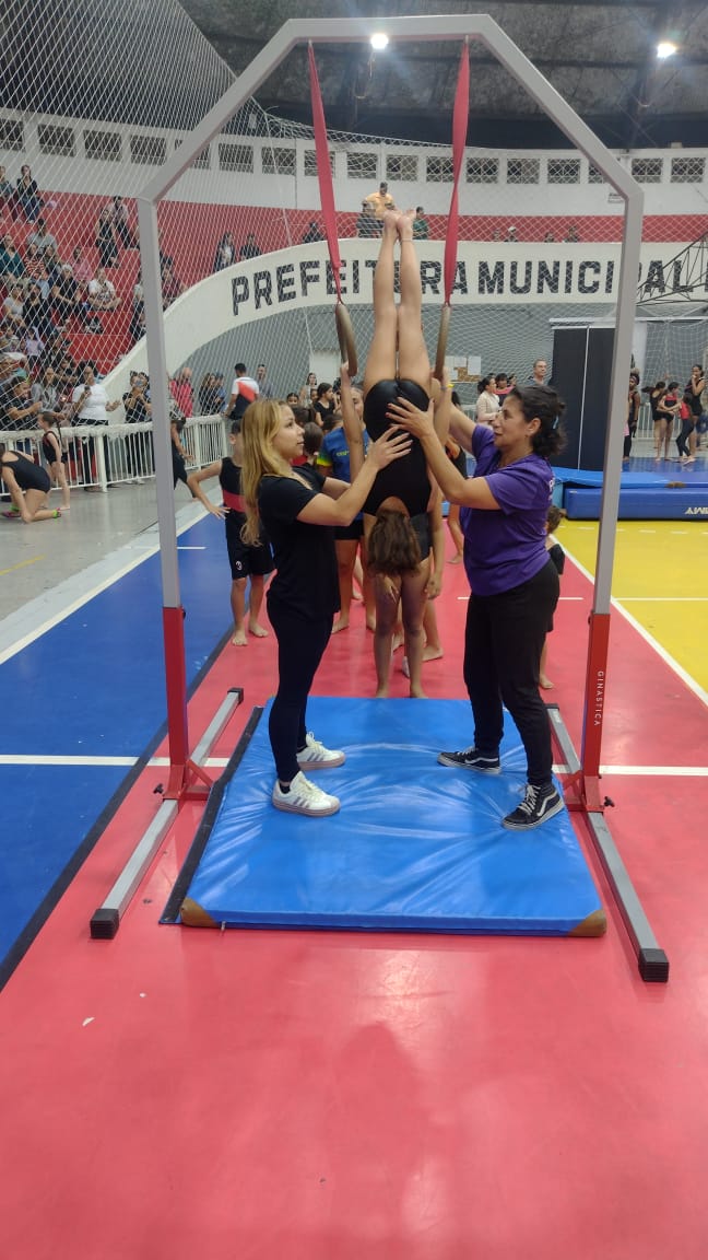 Ginasta Flávia Saraiva inspira jovens em Taboão da Serra durante o 