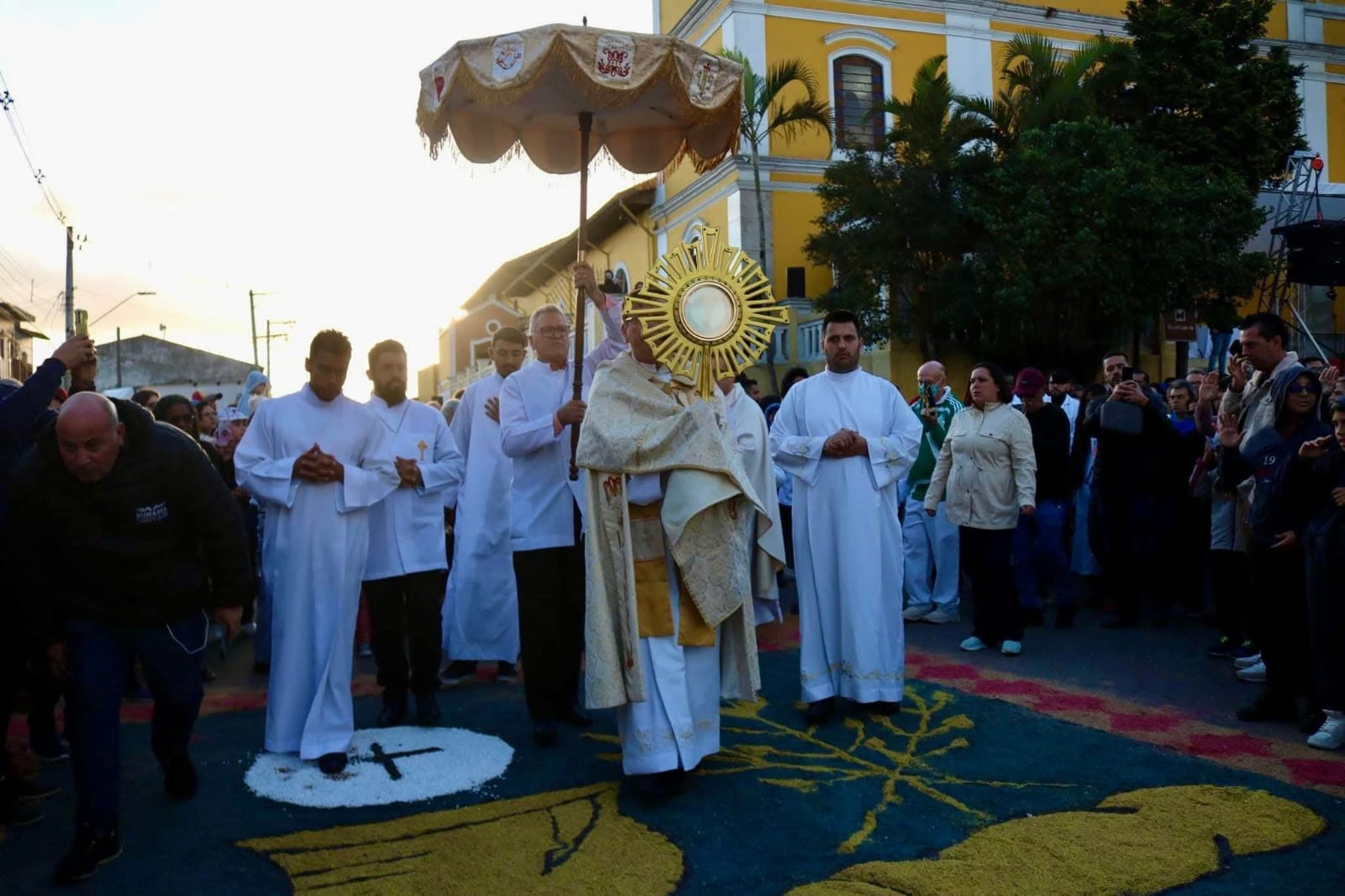 Corpus Christi deve transformar o centro de Itapecerica da Serra com fé, cor e tradição