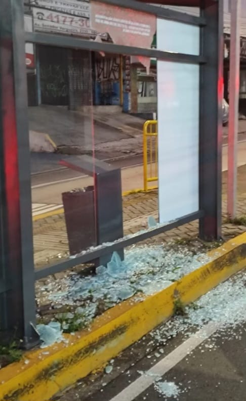 Ataques a ônibus atingem mais de 135 veículos e causam pânico em SP e região