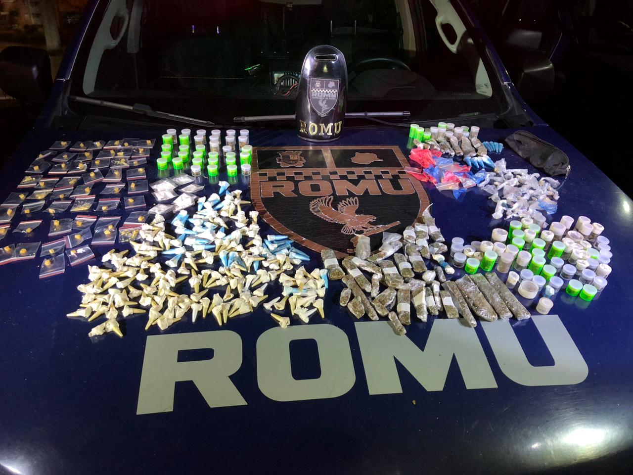 ROMU de Itapecerica da Serra prende dupla por tráfico com mais de 480 porções de drogas no Valo Velho