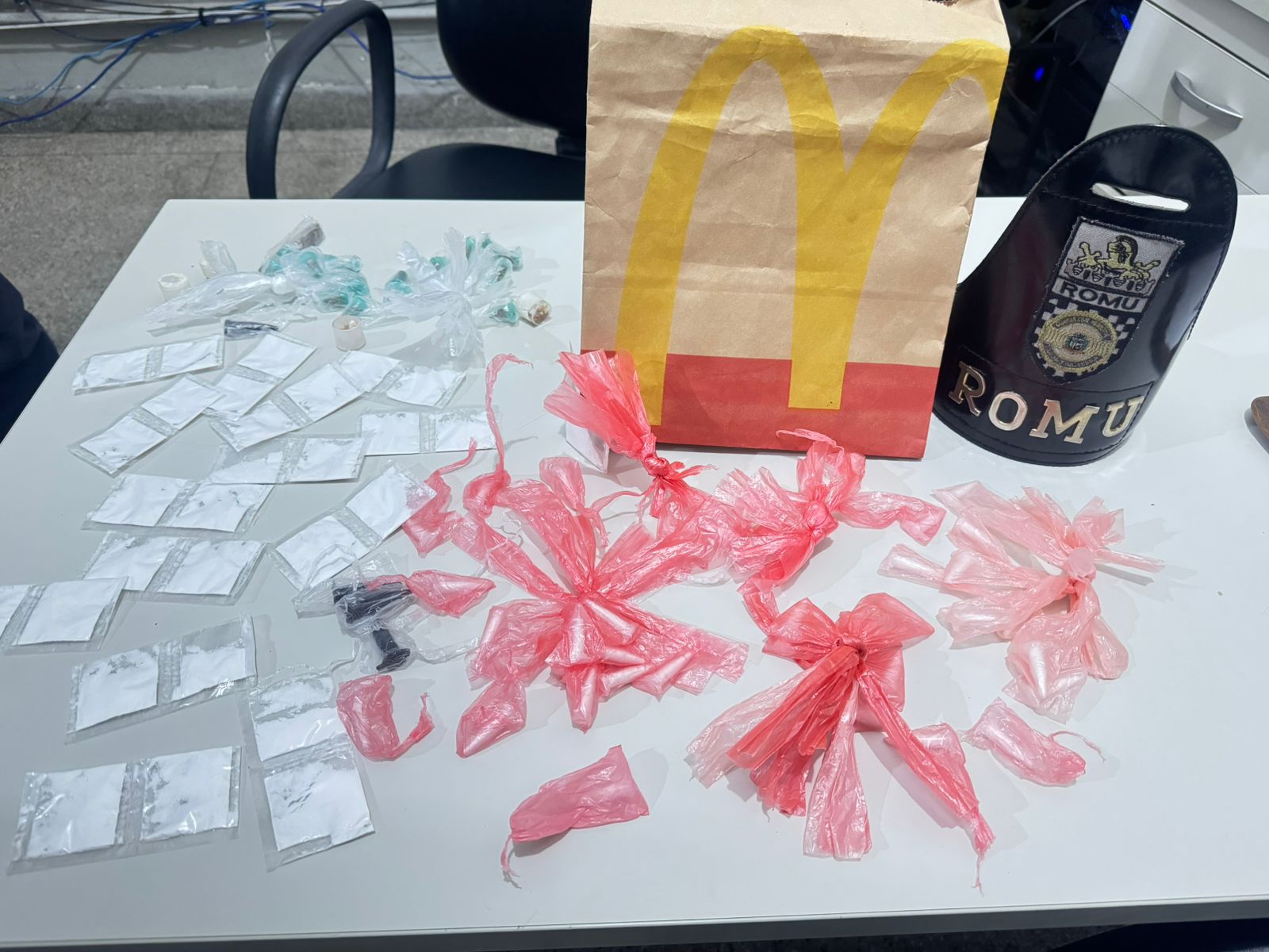 Suspeito é preso com mochila cheia de drogas após tentativa de fuga em praça de Taboão da Serra