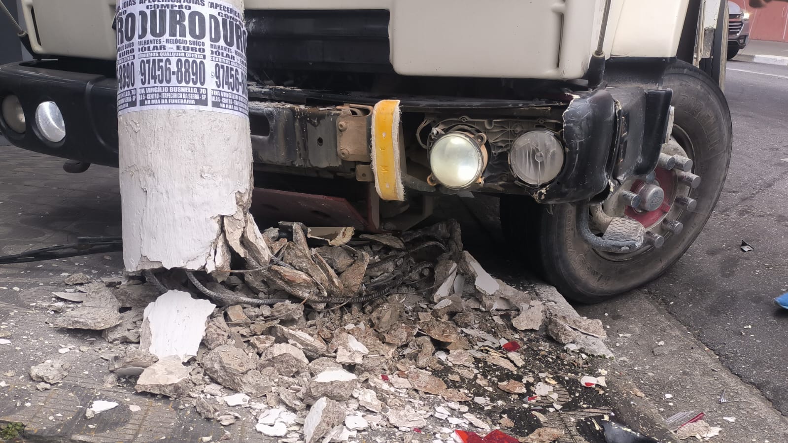 Caminhão colide em poste e em outro veículo no centro e causa transtornos em Itapecerica da Serra