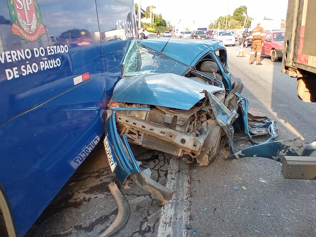 Grave acidente envolve carreta e carro na Av. Taboão da Serra; trânsito permanece congestionado