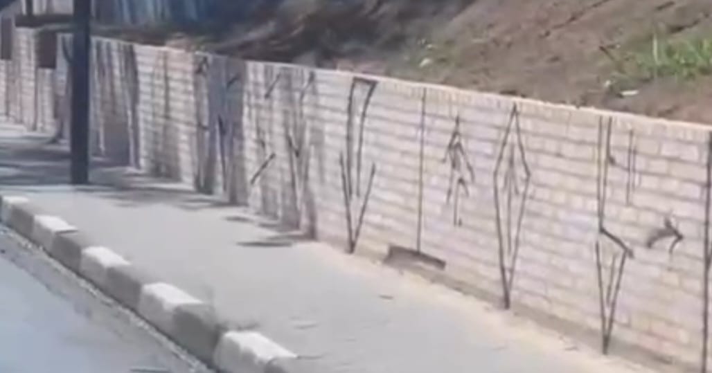 Muro recém-revitalizado com blocos no Valo Velho é alvo de vandalismo em Itapecerica da Serra