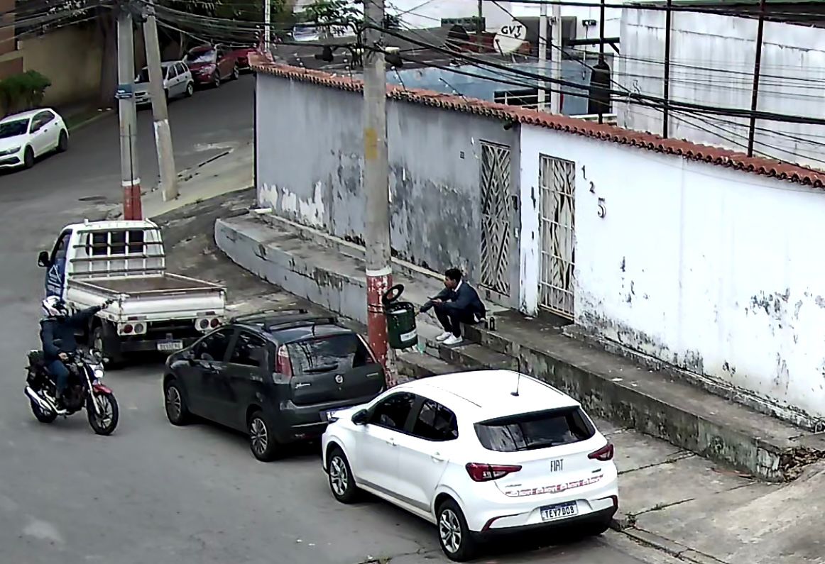 Câmeras registram novo assalto na Rua Higino Angles, próximo à Luiz Migliano e ao Cemitério da Paz