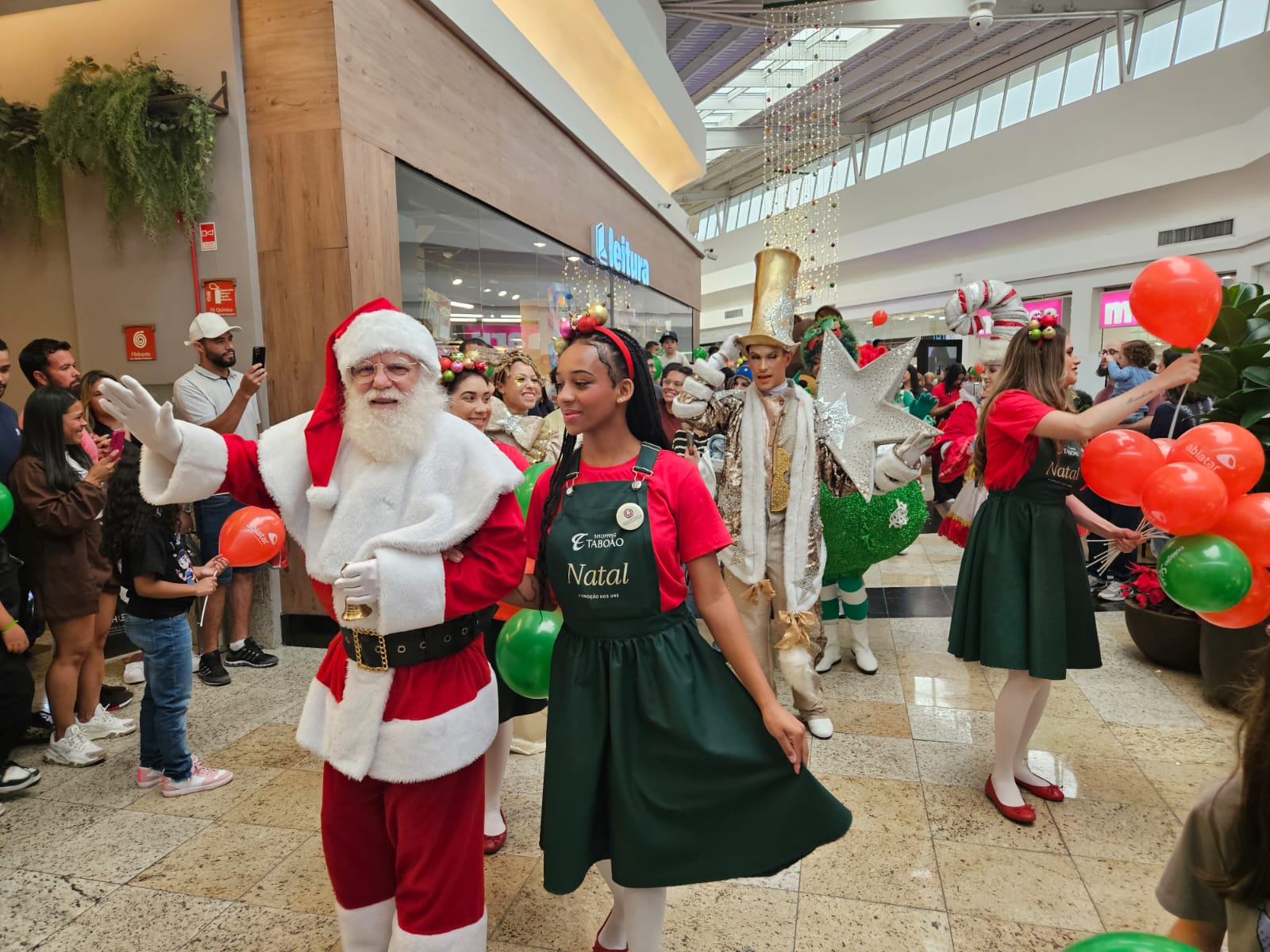 Shopping Taboão encanta famílias com Cortejo de Natal e decoração “Natal Colorido Iluminado”