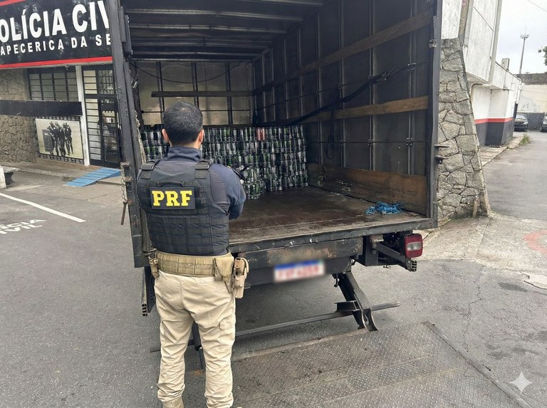 PRF recupera quase 7 mil energéticos saqueados e detém dois homens na Régis Bittencourt, em Itapecerica da Serra