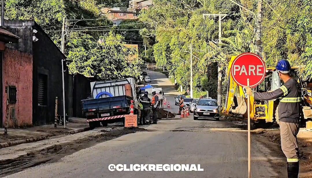 Obras de rede de esgoto avançam em Itapecerica da Serra e exigem atenção redobrada no trânsito