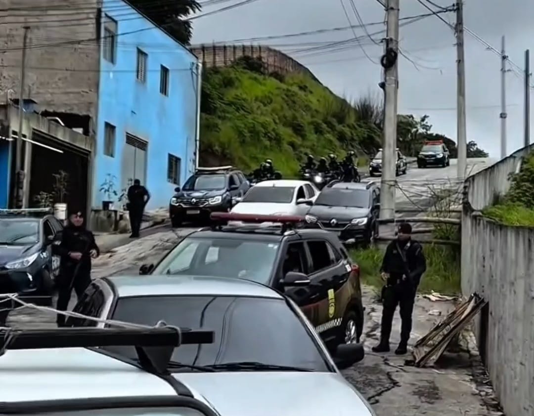 Operação Cratos prende cinco pessoas e apreende drogas e veículos em Embu das Artes