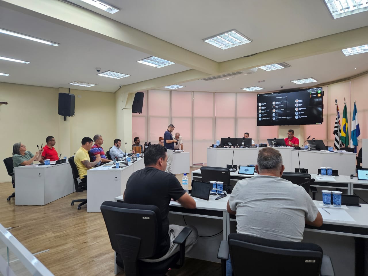 Câmara aprova correção salarial e fixa R$ 10,37 por hora para novos servidores da Educação