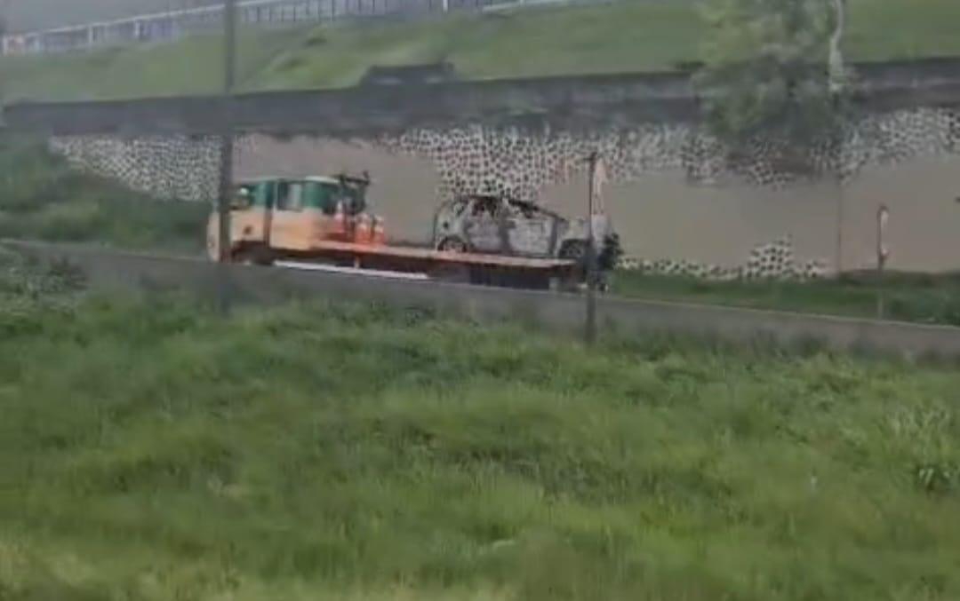 Capotamento com incêndio deixa três feridos na Régis Bittencourt, em Embu das Artes