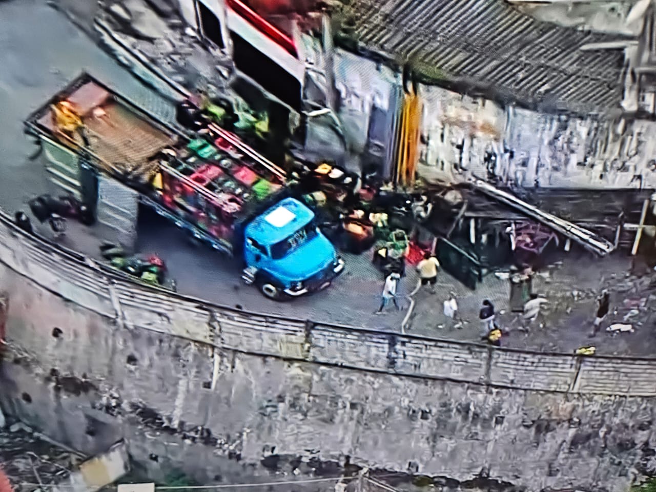 Acidente com caminhão deixa feridos no Parque Pinheiros, em Taboão da Serra