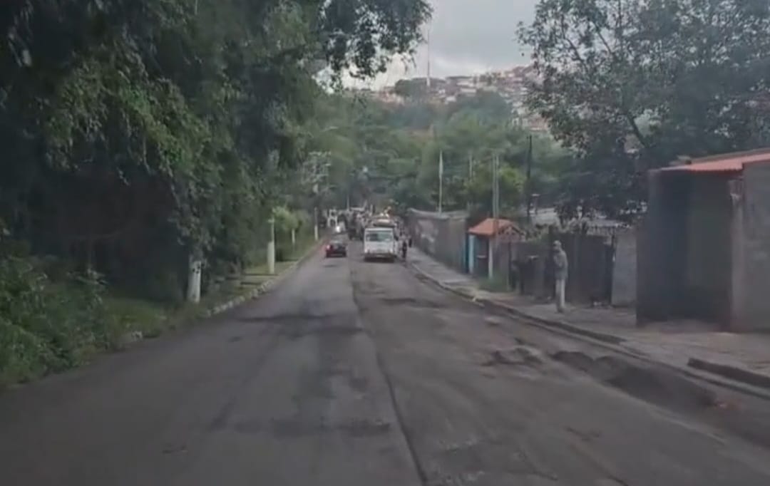 Execução de obra provoca transtornos diários em importante via do São Marcos em Itapecerica da Serra