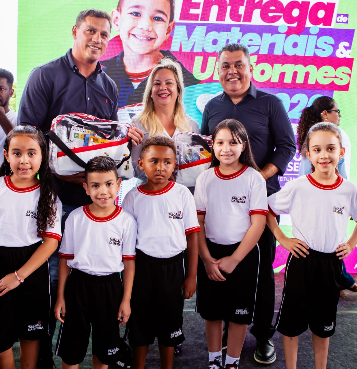 Prefeito Daniel entrega kits de material e uniforme e anuncia obras na EMEF Therezinha Volpato