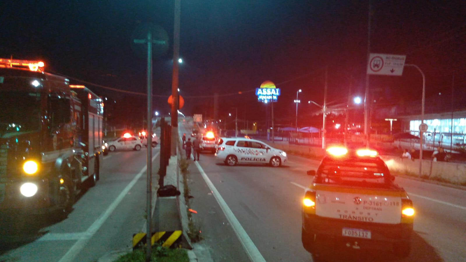 Atropelamento deixa jovem morto e mulher de 25 anos em estado grave na Avenida Taboão