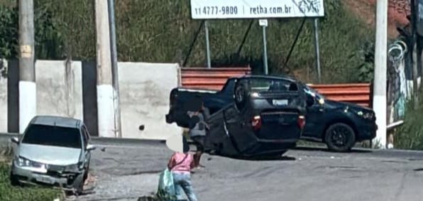 Carro capota após colisão na Rodovia Salvador de Leone, em Itapecerica da Serra