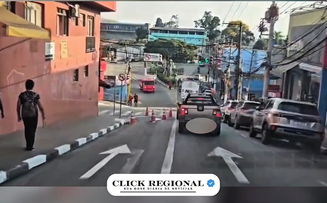  Mudança no trânsito proíbe conversão à esquerda na rua Manoel Rogter Domingues, no Centro de Itapecerica da Serra