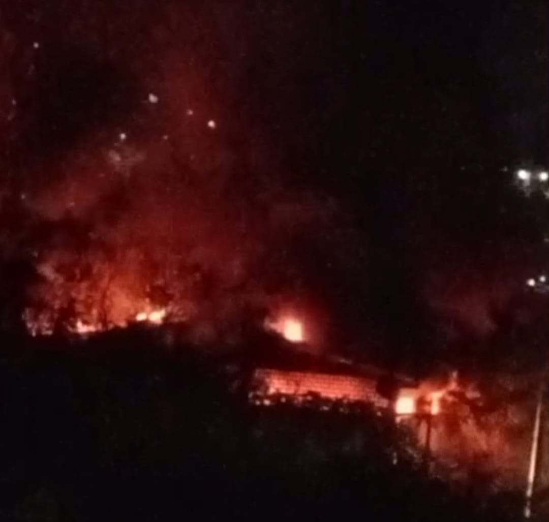 Incêndio atinge galpão de reciclagem, provoca explosões e interdita via em Itapecerica da Serra
