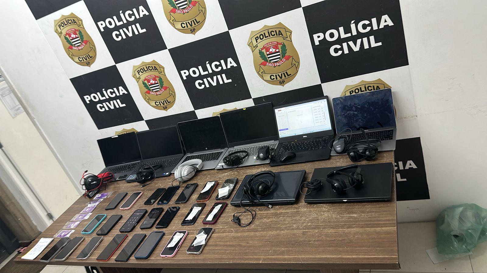 Polícia Civil descobre “call center do crime” em imóvel de luxo e prende 10 suspeitos na zona sul de SP