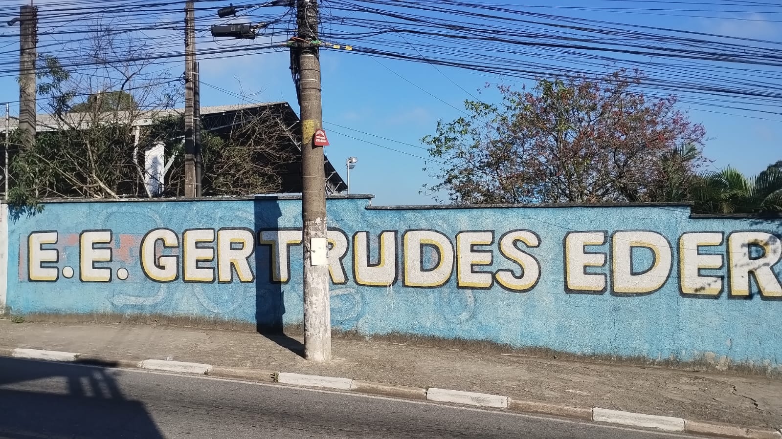 Após 10 furtos, escola no Valo Velho retoma aulas e expõe falha na segurança pública