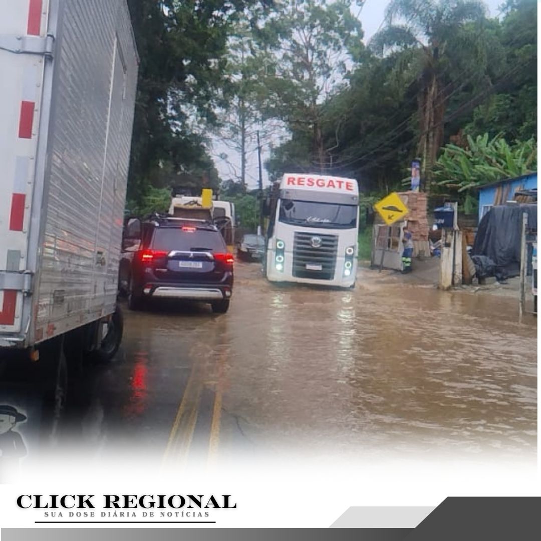 Forte chuva causa alagamentos em Itapecerica da Serra; novos temporais estão previstos até domingo (2/2)